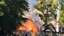 «Столб дыма виден издалека»: в центре Челябинска сгорел летник скандального кафе