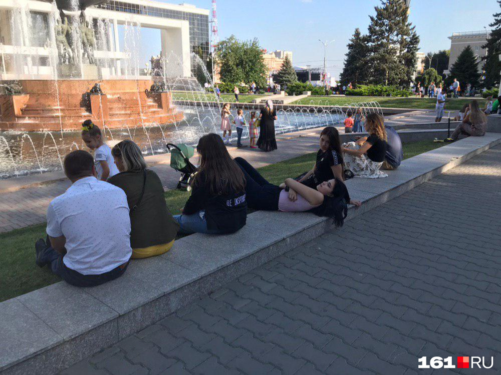 Жарко... Люди собрались у фонтана Жарко... Люди собрались у фонтана