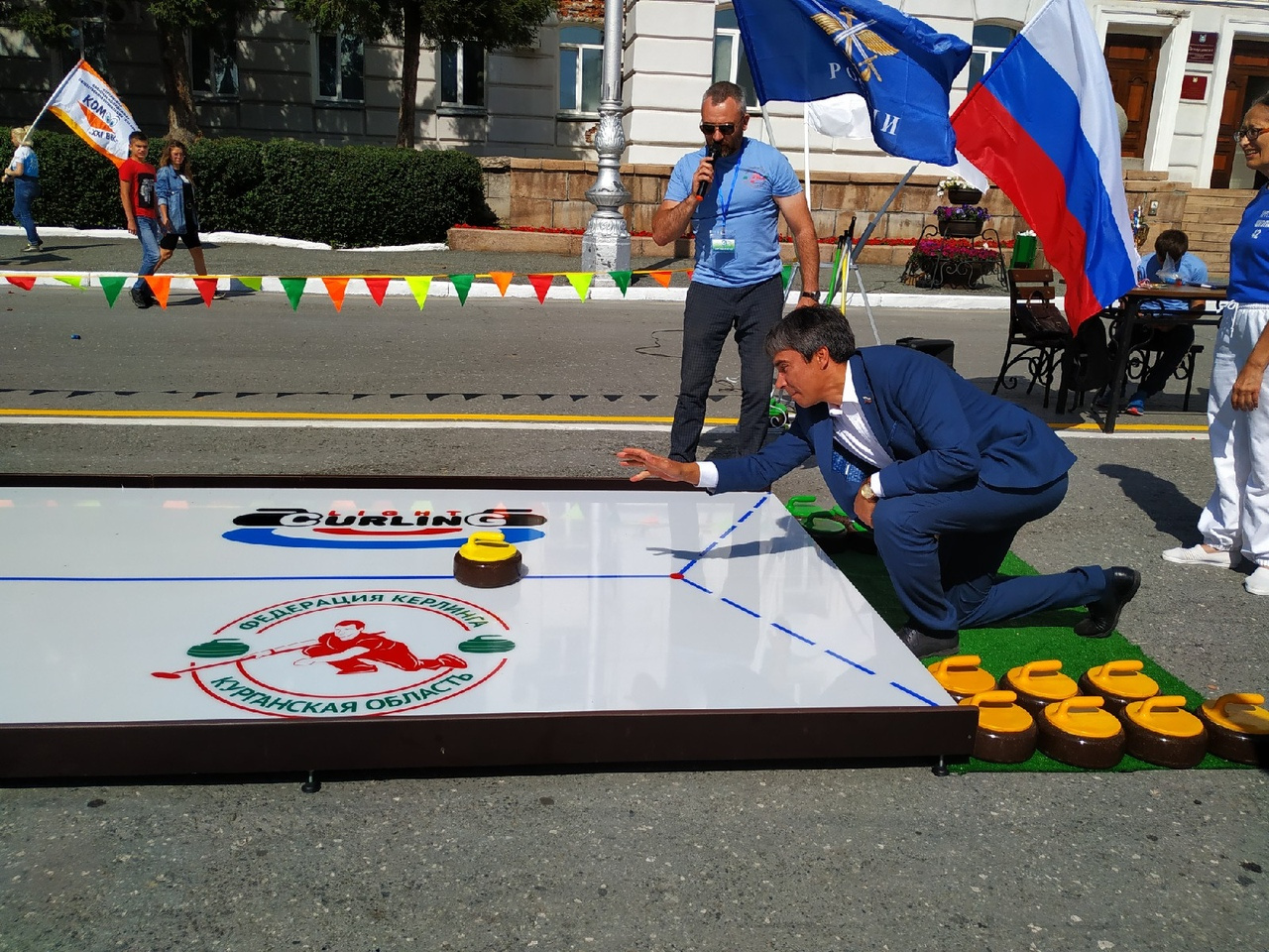 В кёрлинг играют на центральной площади Кургана В кёрлинг играют на центральной площади Кургана