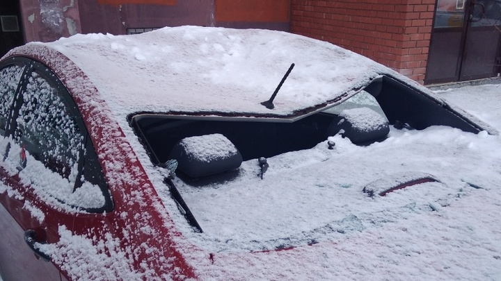 Снег, упавший с крыши жилой высотки в Зареке, разбил стекла и помял крыши припаркованных машин