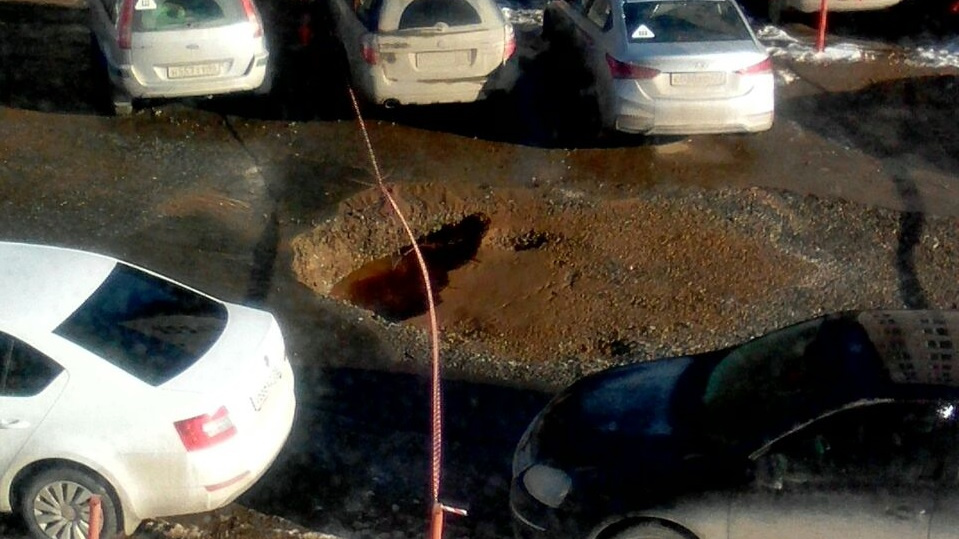 «Люди не могут выехать»: во дворе на Химмаше провалилась дорога