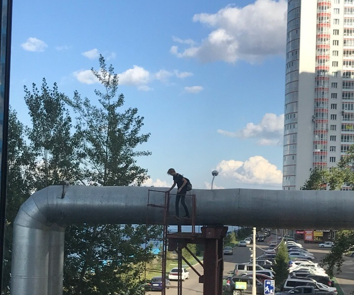 Несколько человек вспомнили, что видели в районе двух подростков, которые лазили по высотным конструкциям Несколько человек вспомнили, что видели в районе двух подростков, которые лазили по высотным конструкциям