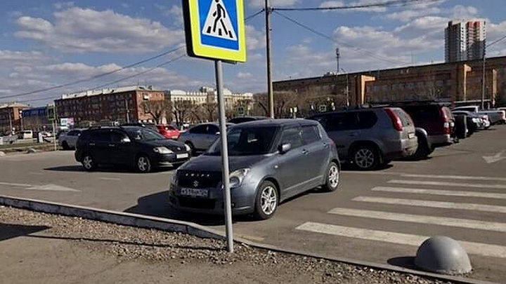 «Я паркуюсь как…»: весной пешеходы стали смелее выражать свои мысли на капотах автохамов Красноярска