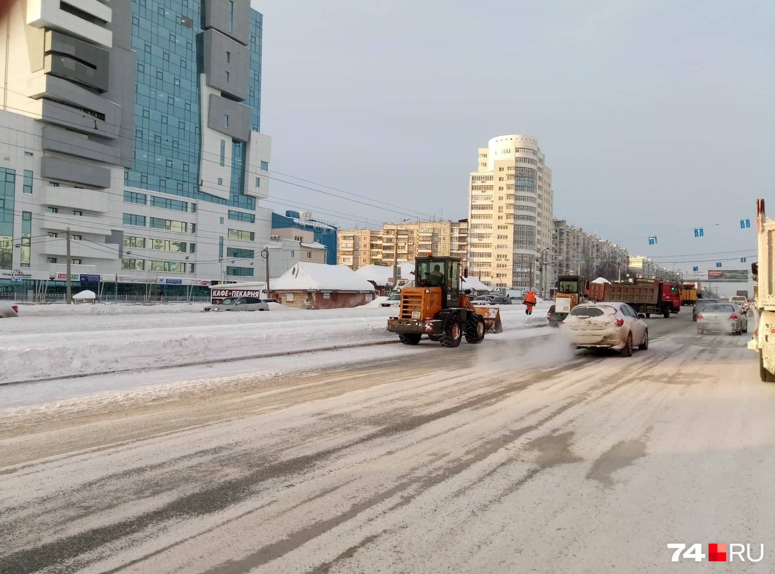 К перекрёстку стянулось немало спецтехники, тракторы также работают чуть дальше в сторону улицы Ворошилова