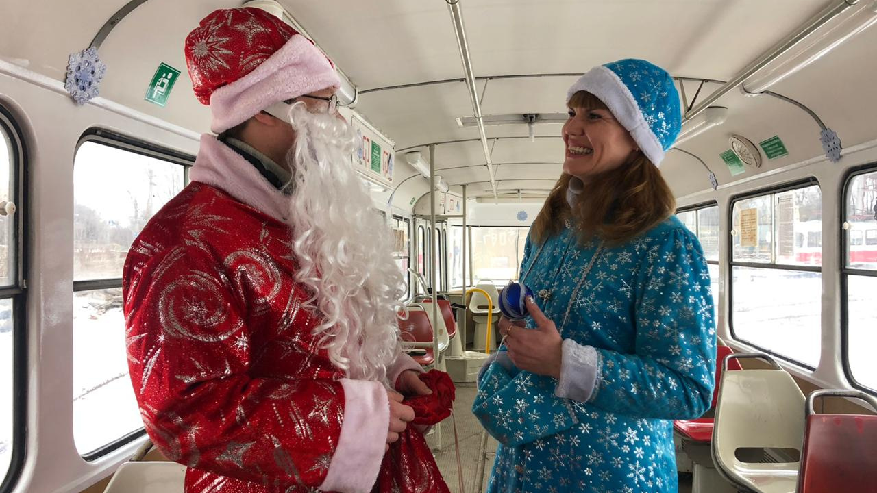В Самаре пустили трамвай, которым управляет Дед Мороз