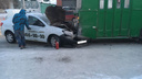 Машина такси вспыхнула после столкновения с троллейбусом на Кирова