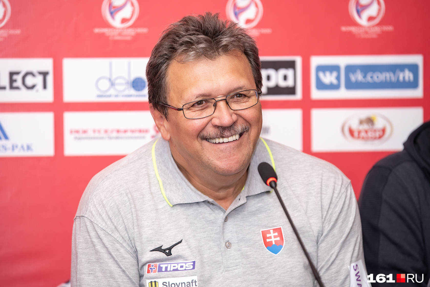 Тренер сборной Словакии улыбается