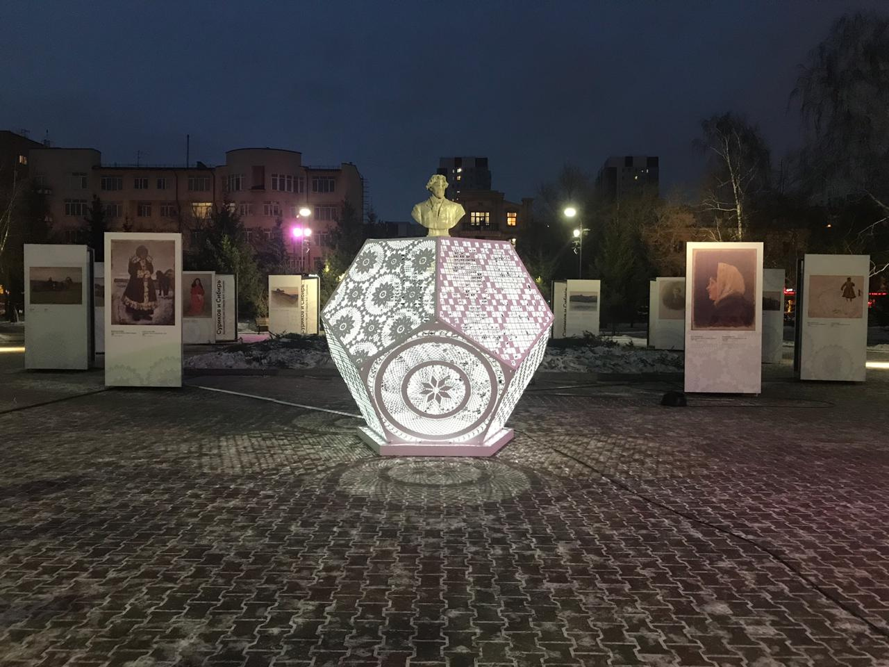 Вокруг лампы установлены репродукции картин Сурикова