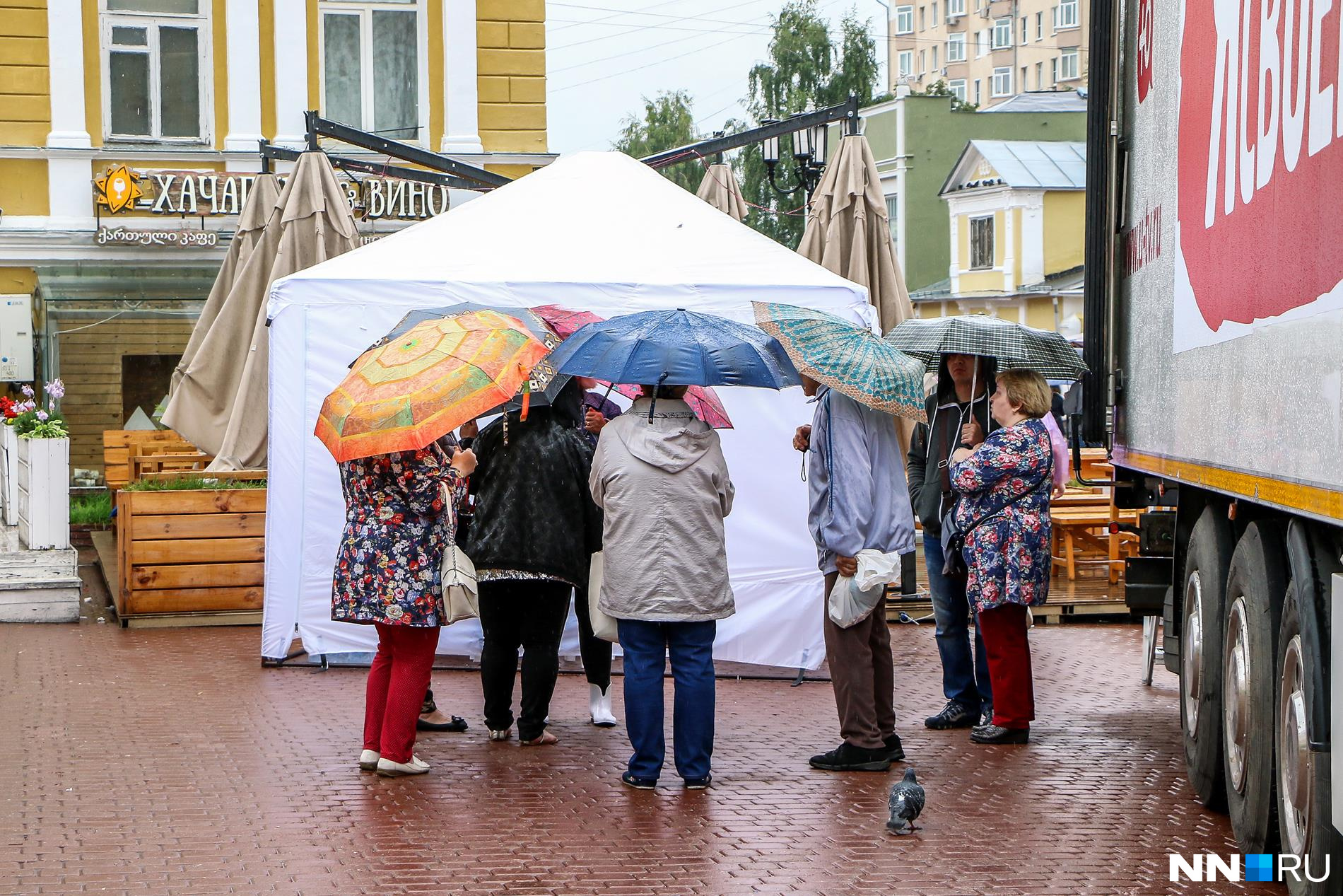 В очереди в основном женщины 