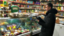 Пирожки с запахом рыбы и соки возле унитаза: приставы за антисанитарию прикрыли продуктовый магазин