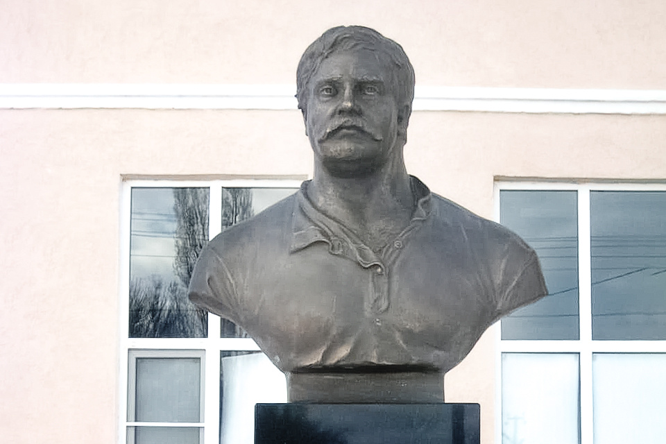 Созданием памятника занимался молодой скульптор Дмитрий Серебряков
