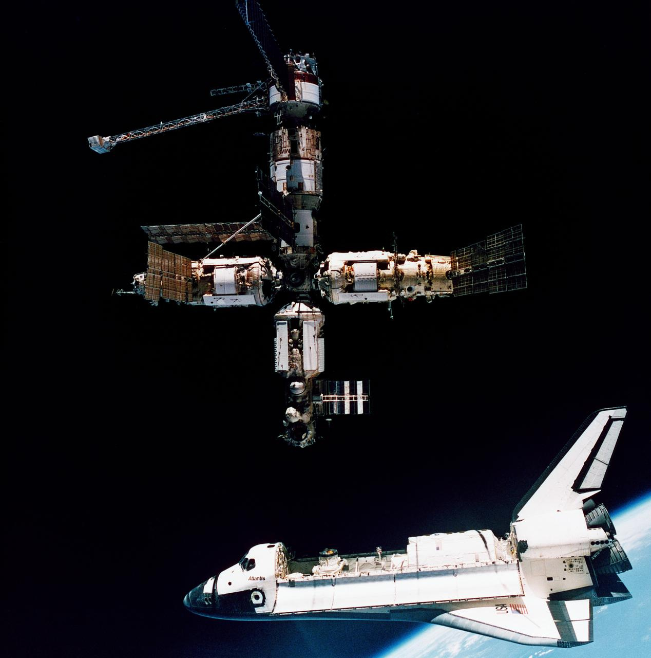 Шаттл «Атлантис» готовится к стыковке со станцией «Мир». 1995 год. Фото NASA