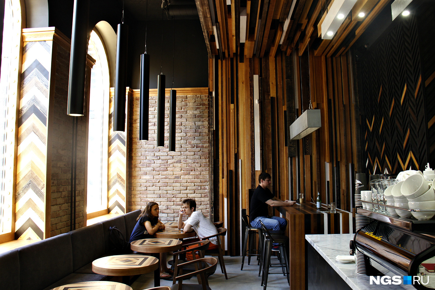 Одна из причин, по которой владельца Coffee Collective привлекло это помещение, — высокие потолки