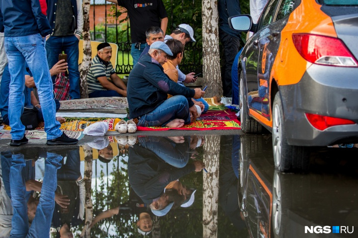 А в Новосибирске не так солнечно, как в Ростове. Но погода <a href="https://ngs.ru/text/religion/2019/08/11/66193183/" target="_blank" class="_">не помешала верующим собраться</a> в мечетях к шести утра А в Новосибирске не так солнечно, как в Ростове. Но погода <a href="https://ngs.ru/text/religion/2019/08/11/66193183/" target="_blank" class="_">не помешала верующим собраться</a> в мечетях к шести утра