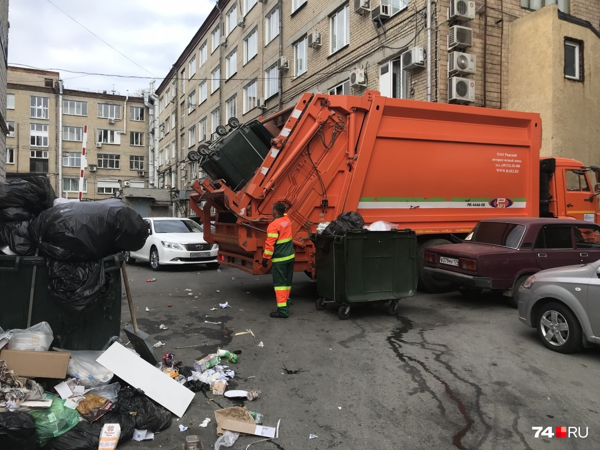 В город пригнали дополнительные мусоровозы, но и они пока не справляются с завалами