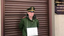 Военный из Новосибирска устроил голодовку у администрации президента и остался без военной формы