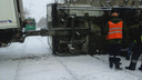 Прицеп грузовика перевернулся на трамвайных путях на улице Котовского