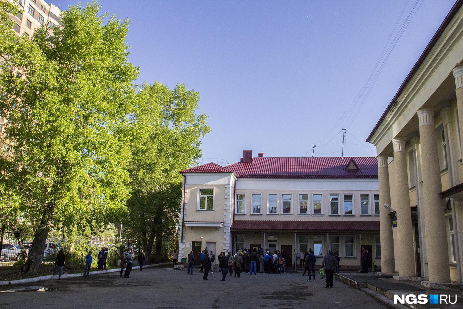 Пациенты с ВИЧ утверждают, что занимают очередь с 05:00, чтобы попасть на прием к врачу Пациенты с ВИЧ утверждают, что занимают очередь с 05:00, чтобы попасть на прием к врачу