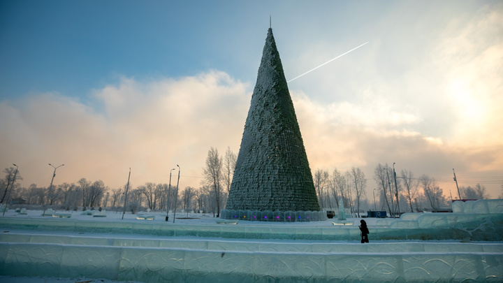 На Татышеве завершился монтаж новогодней елки высотой с 18-этажный дом