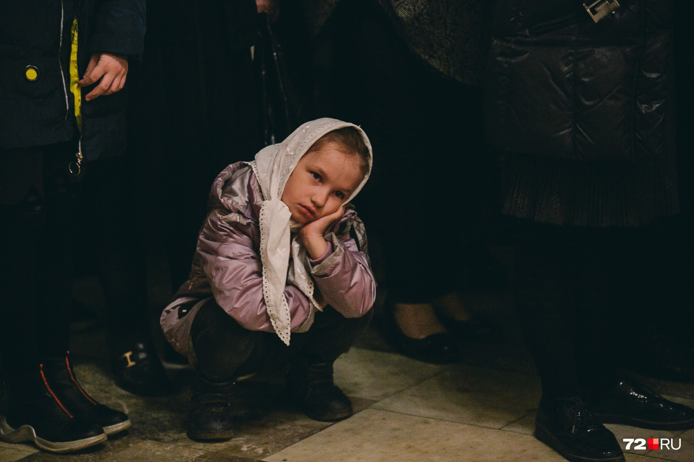 Малышка отстояла почти всю ночную службу, но под конец не выдержала и решила изобразить васнецовскую Аленушку 