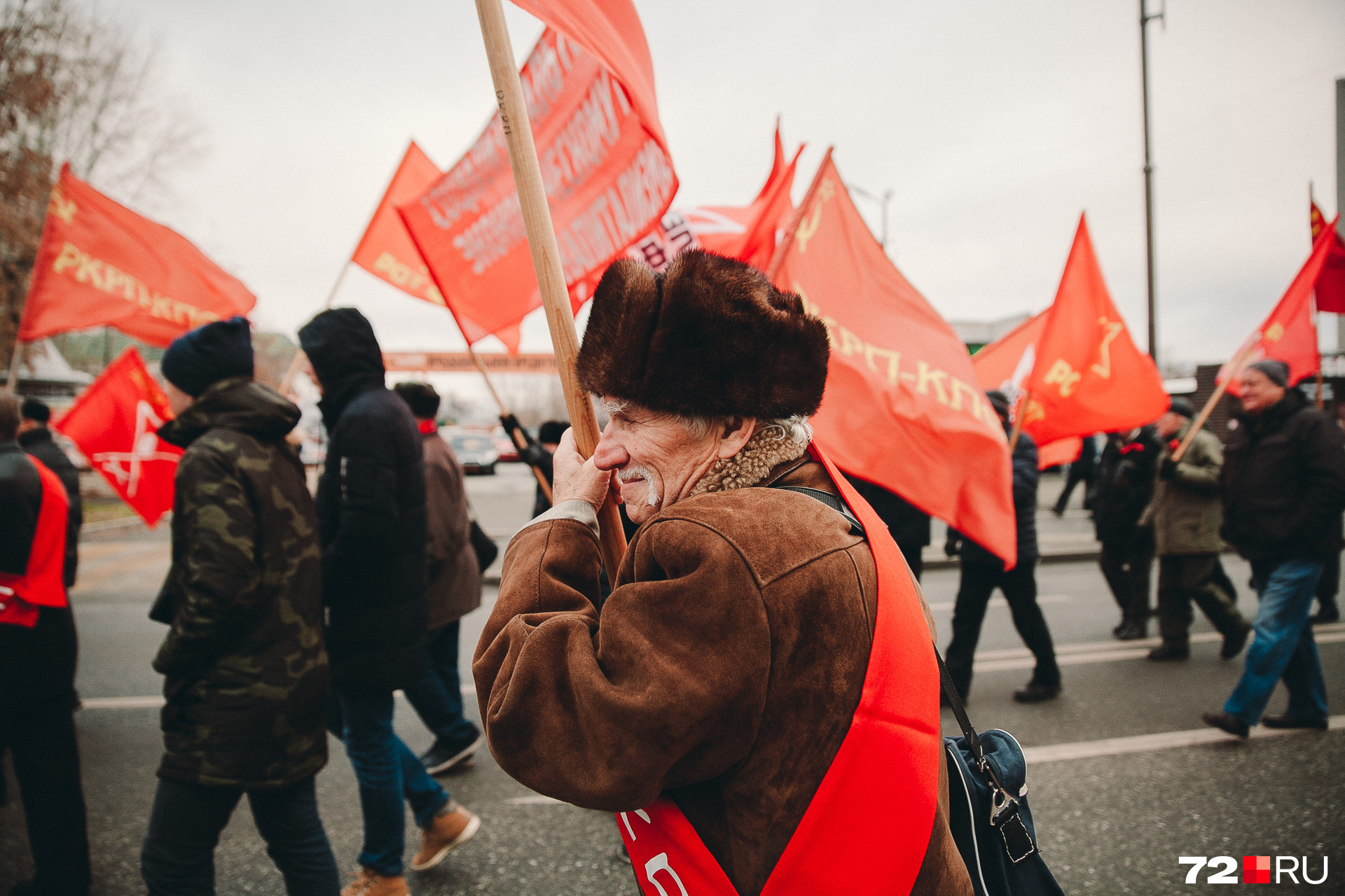 Среди шествующих было много пенсионеров Среди шествующих было много пенсионеров