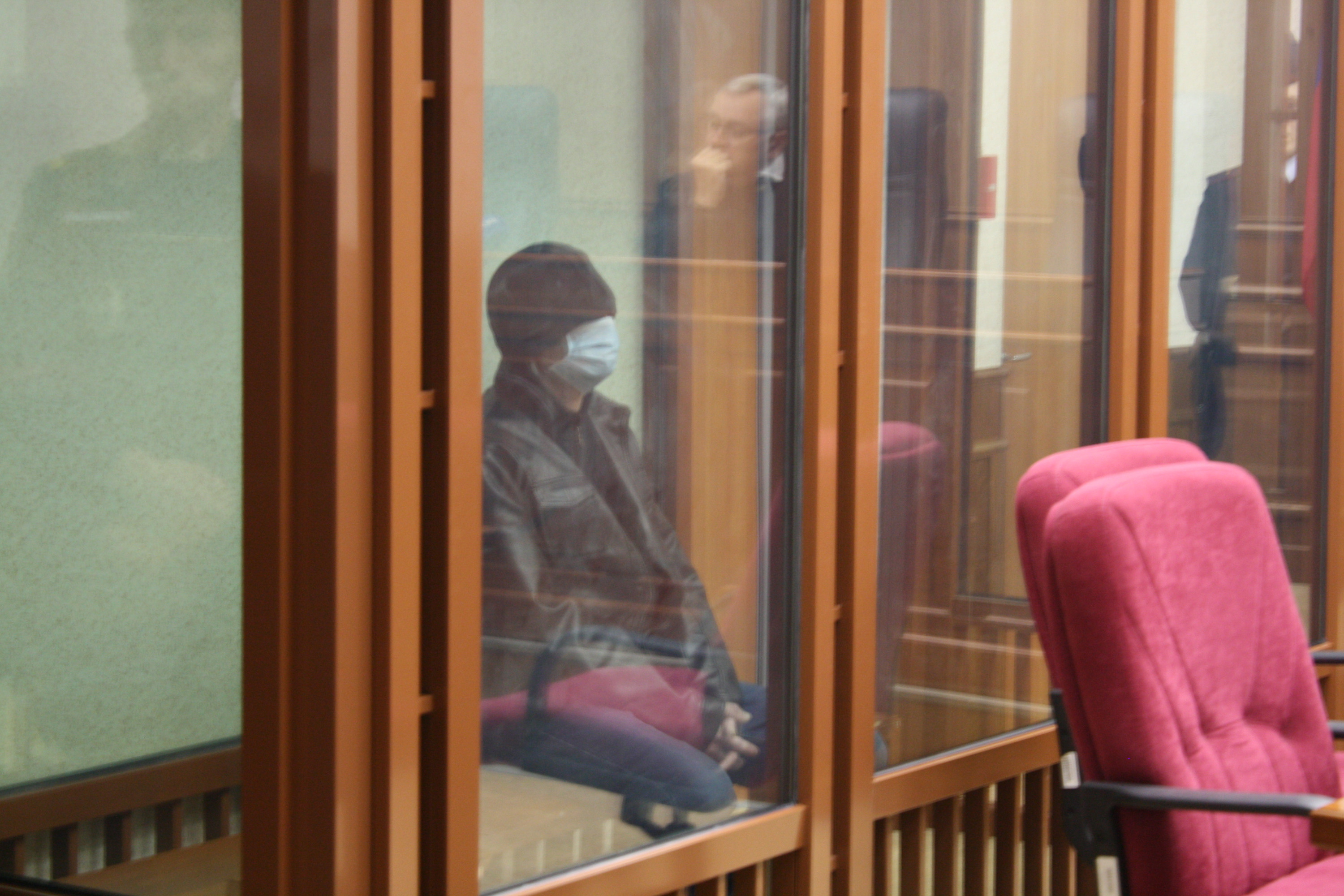 В зале суда Агеев закрыл лицо медицинской маской
