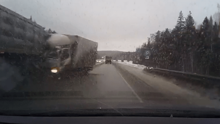 На Московском тракте водитель молча увернулся от столкнувшихся грузовиков — впечатляющее видео