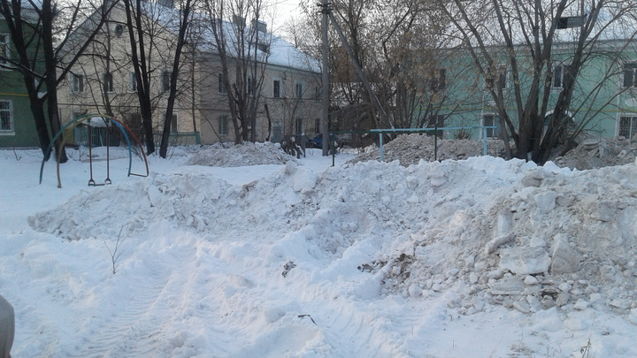 Коммунальщики, убирайтесь! Адреса заваленных снегом дворов и дорог Екатеринбурга