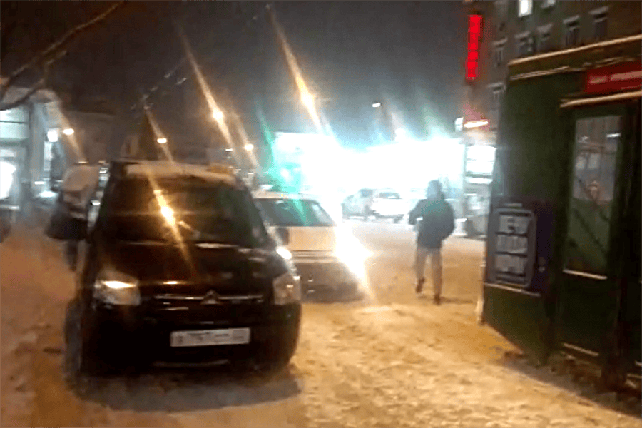 Такси на остановке Такси на остановке