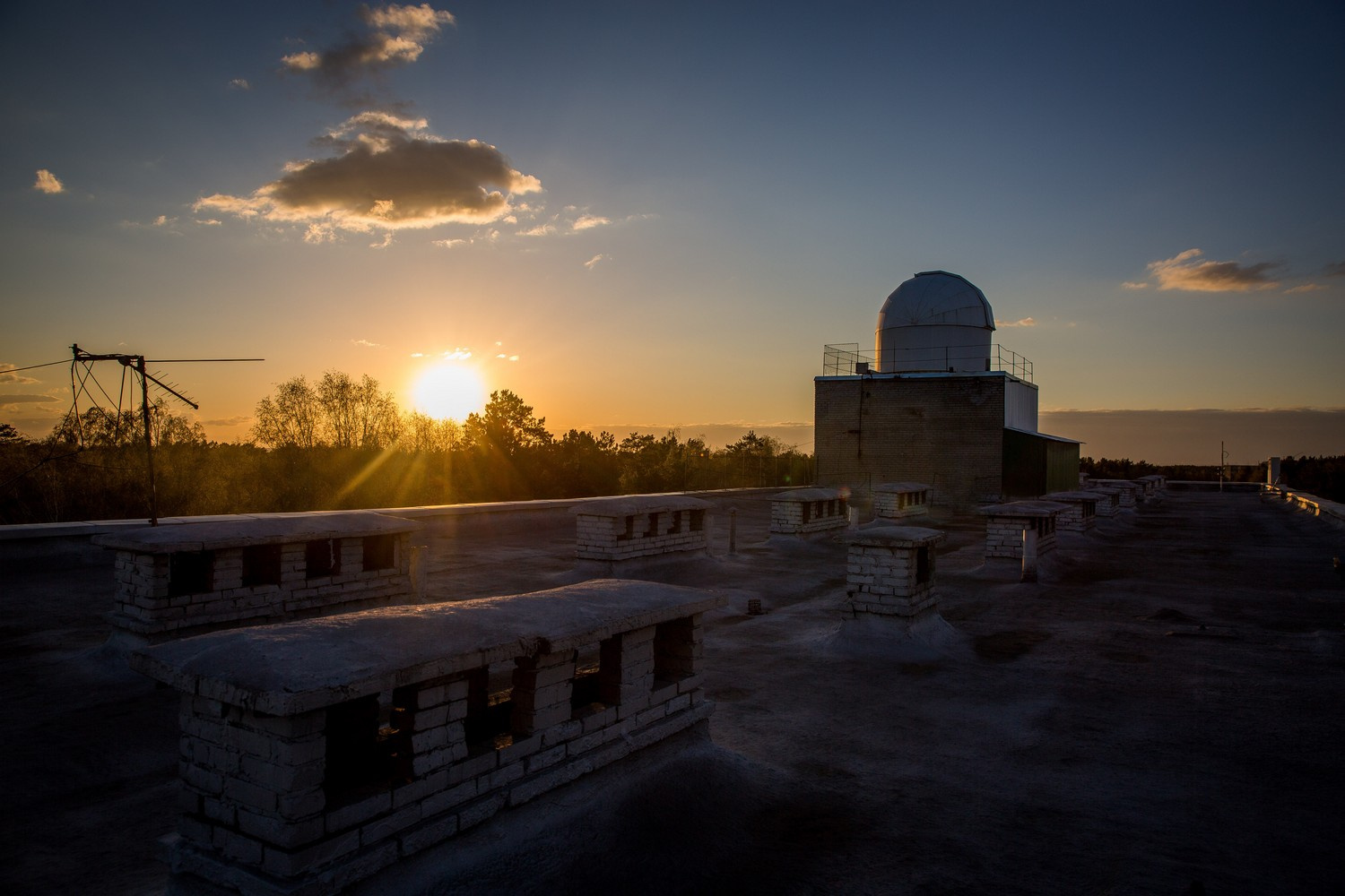Обсерватория находится на крыше лабораторного корпуса университета