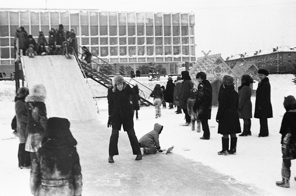 Детвора в ледовом городке перед ДК Чкалова в 1978 году