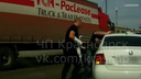 Сотрудник в футболке охранной фирмы избил стукнувшего его машину красноярца