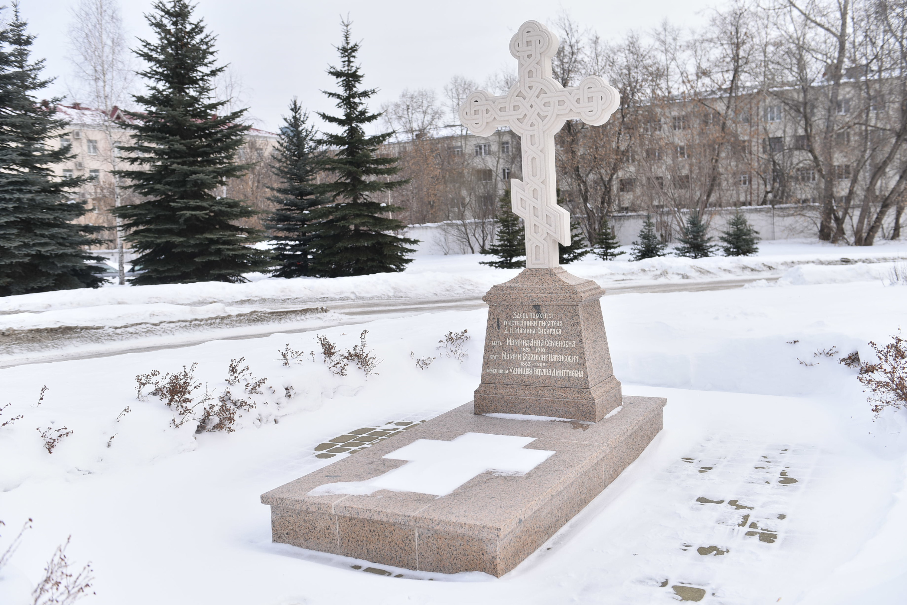 На этом кладбище покоились родственники писателя Мамина-Сибиряка