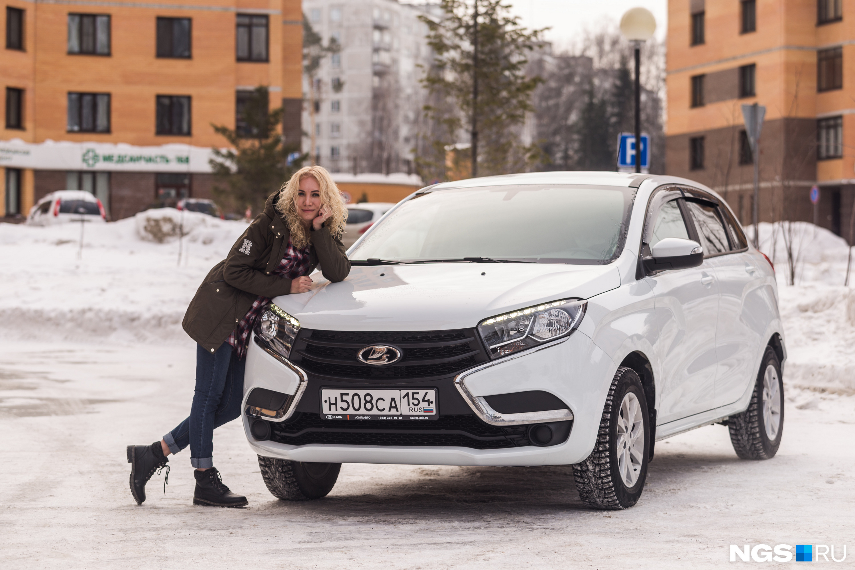 Lada XRAY И девушка