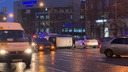 В центре Челябинска в вечерний час пик перевернулась машина (похоже, всё надолго)