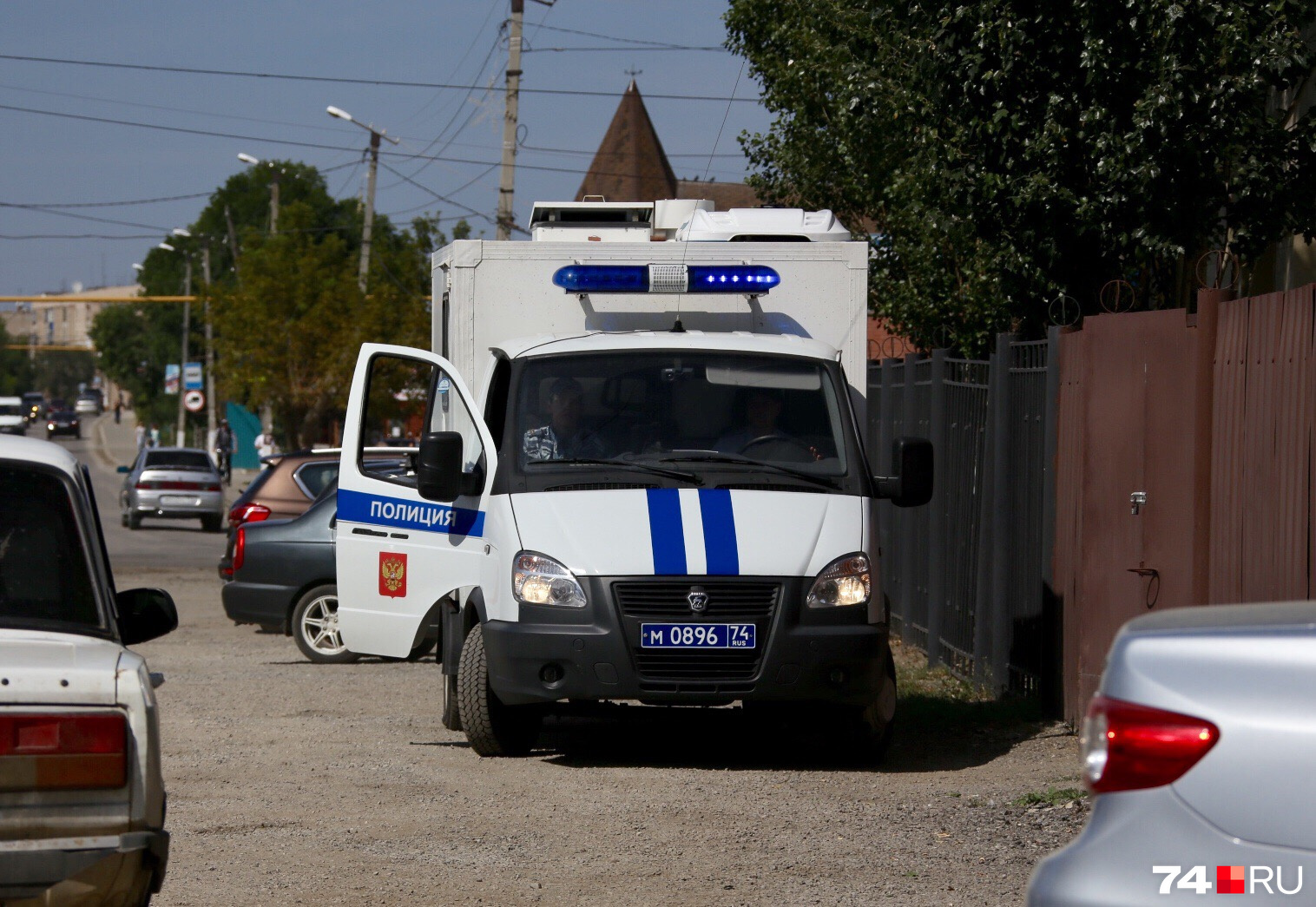 Подследственного привезли в суд на этой машине и вывели из неё уже во дворе за воротами, подальше от лишних глаз Подследственного привезли в суд на этой машине и вывели из неё уже во дворе за воротами, подальше от лишних глаз