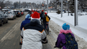 С белой бородой и ёлкой за спиной: полсотни Дедов Морозов устроили велопробег в центре Новосибирска