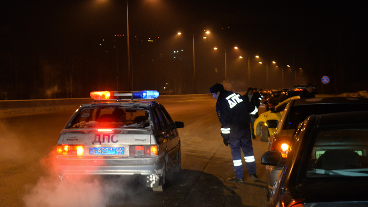 В Екатеринбурге арестовали на 12 суток водителя, который отказался снять тонировку