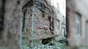 «Сосульки растаяли вместе со стеной»: на юге Волгограда по кирпичику рушится общежитие