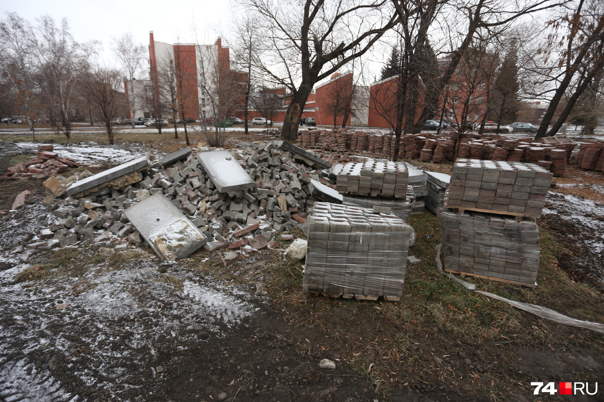 Плитку используют для того, чтобы облагородить «народные тропы» на территории района Плитку используют для того, чтобы облагородить «народные тропы» на территории района