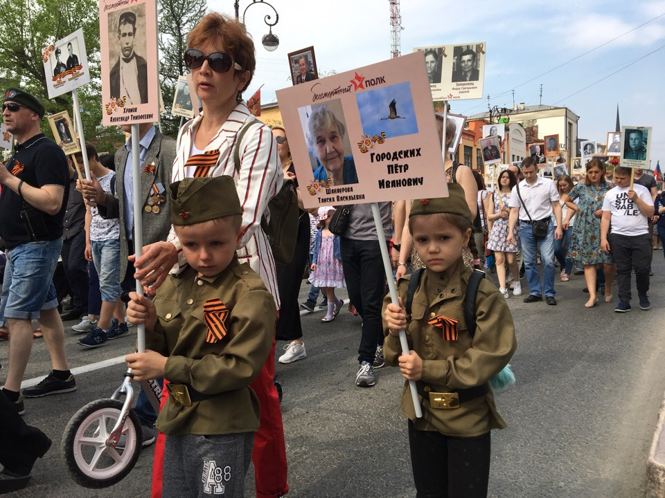 Эта малютка тоже пришла с фотографией своих родственников Эта малютка тоже пришла с фотографией своих родственников