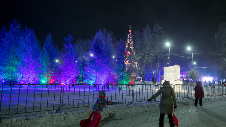Самая дорогая и высокая: сравниваем главную елку Красноярска с новогодними деревьями по всей стране