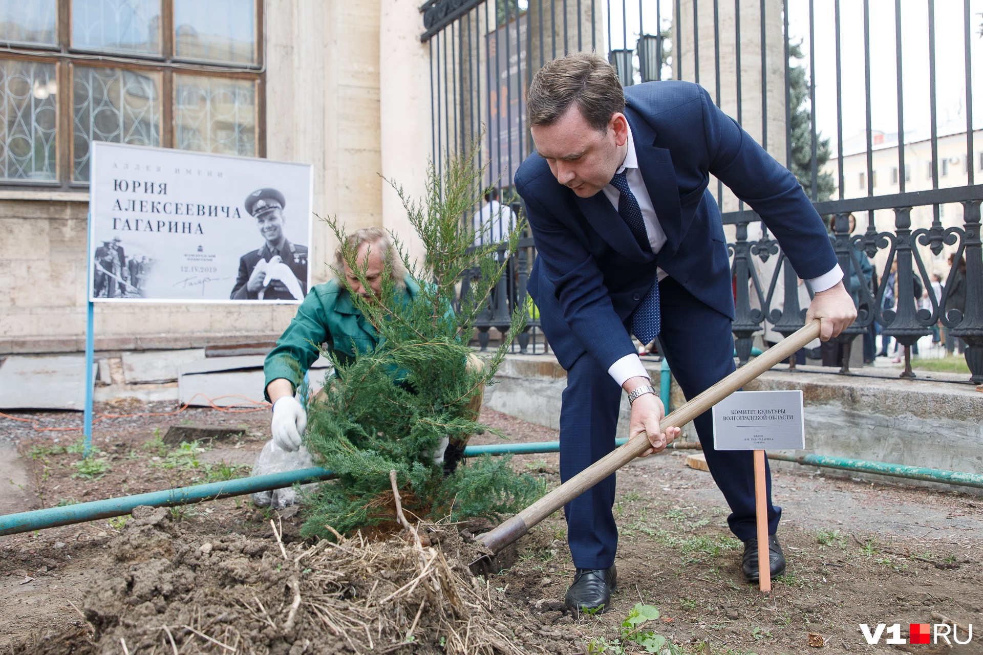 Владимир Попков прикопал дерево без помощи школьников 