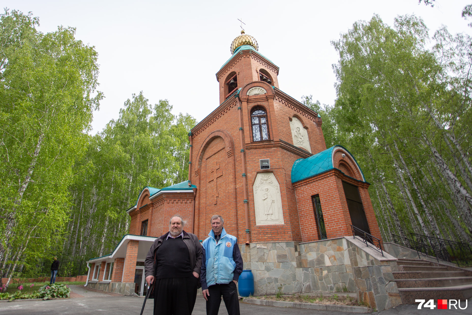 Отец Александр Погудин (слева) и Юрий Борисович Мешков (справа) смогли достроить храм