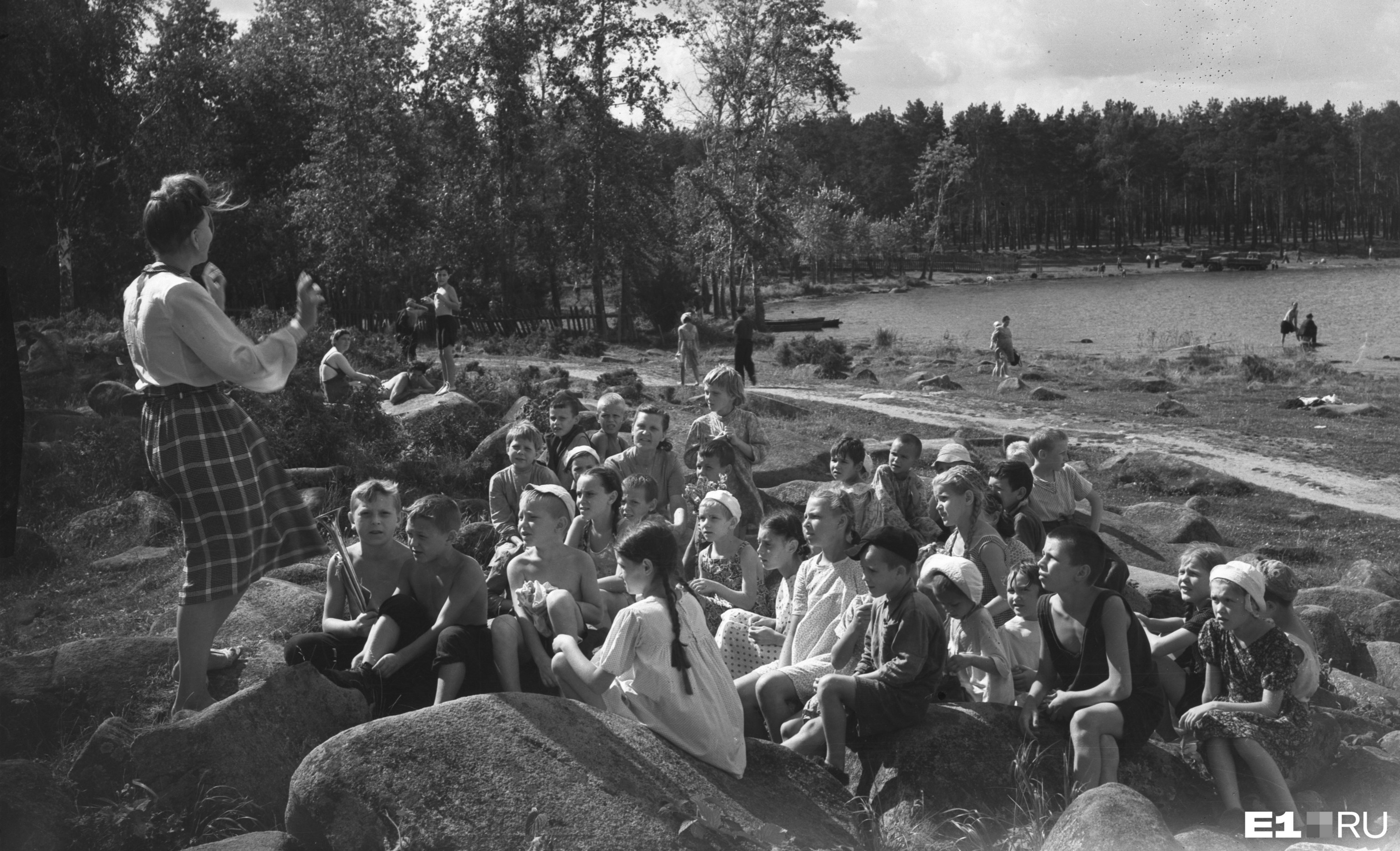 Дети на экскурсии на озере Шарташ. 1950 год. Интервью с директором парка о его состоянии сегодня <a href="https://www.e1.ru/news/spool/news_id-65225401.html" target="_blank" class="_">читайте здесь</a>