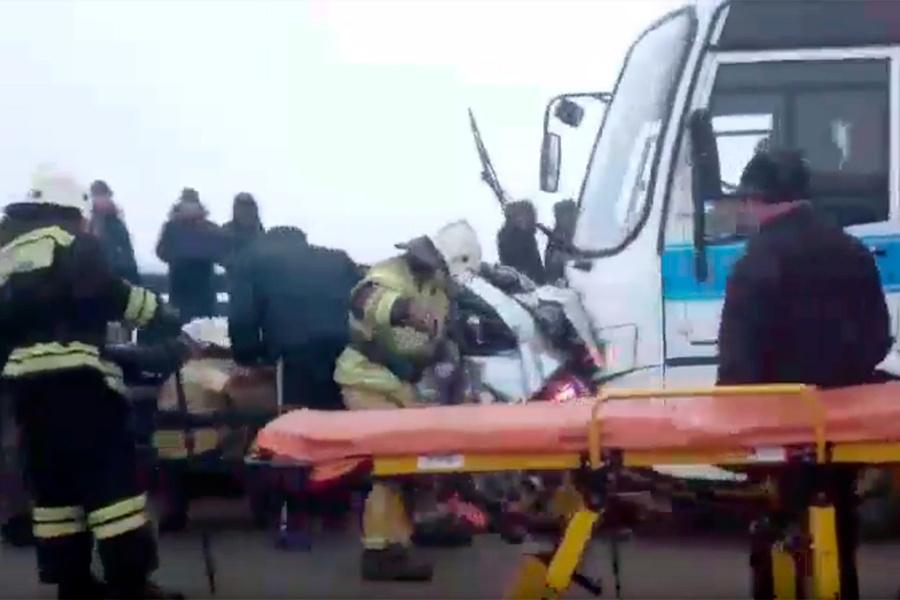 Спасатели пытаются достать людей из искорёженной машины