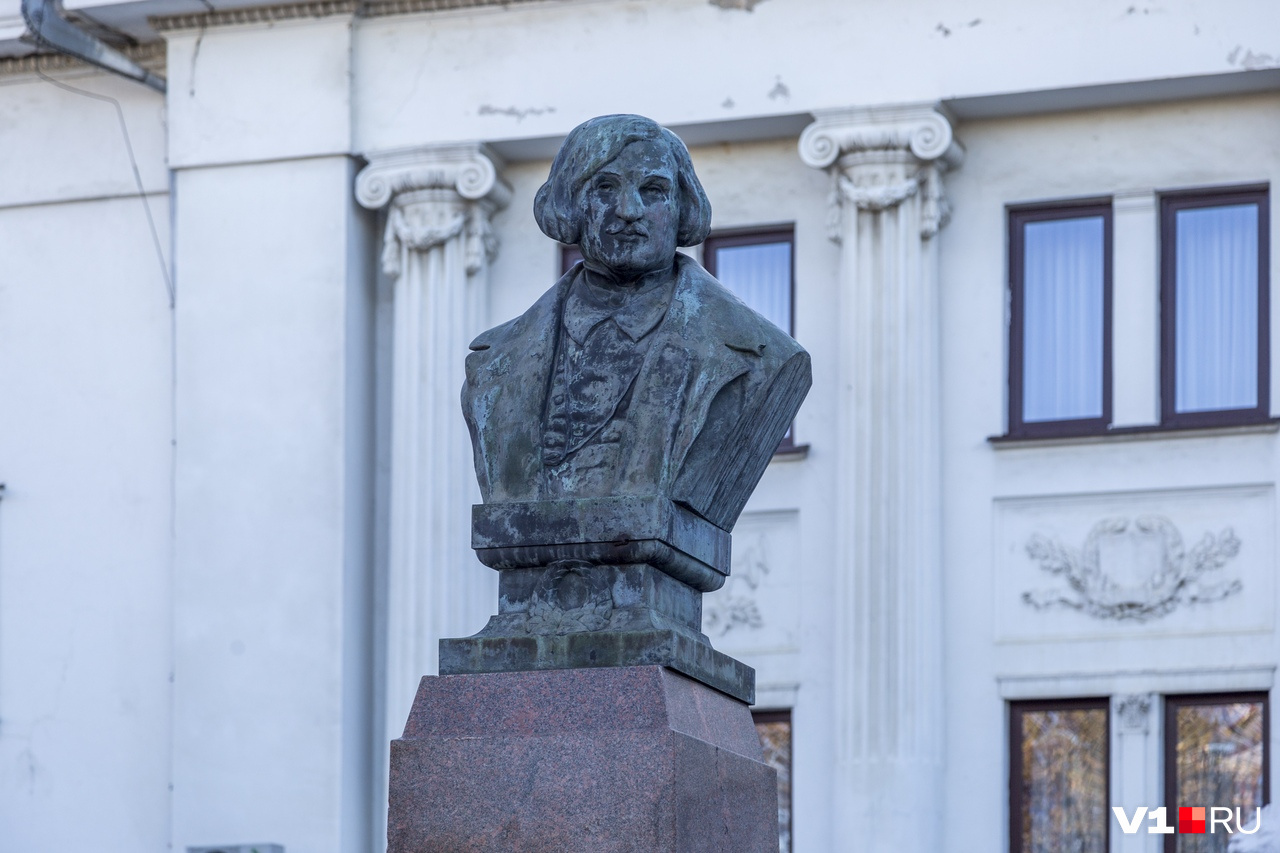 Бюст гоголя. Памятник Гоголю (Волгоград). Бюст Гоголя в Волгограде. Волгоград Комсомольский сад памятник Гоголю. Памятник Гоголю Царицын.