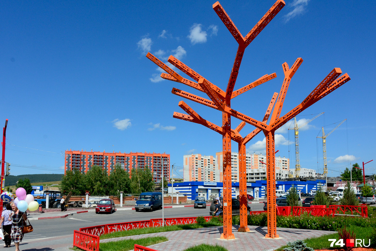Инсталляция «Деревья» на фоне новых домов, которые также получат дизайнерскую расцветку
