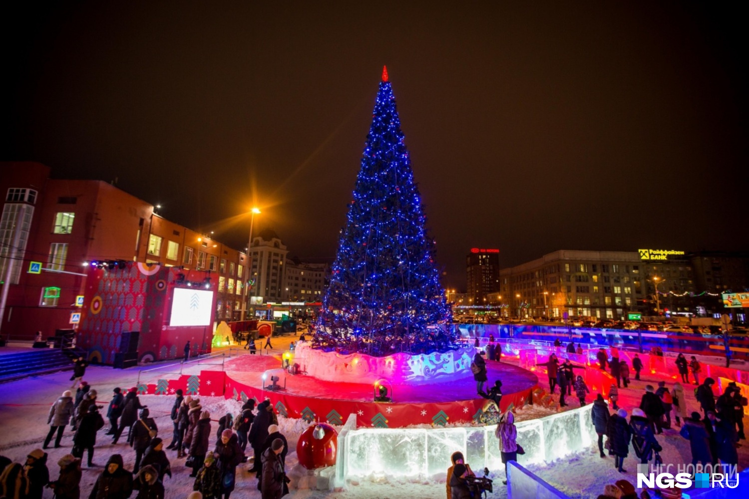 Главная городская ёлка украсила площадь Ленина в центре