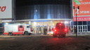 Загорелся холодильник: в Челябинске из-за пожара эвакуировали крупный торговый комплекс